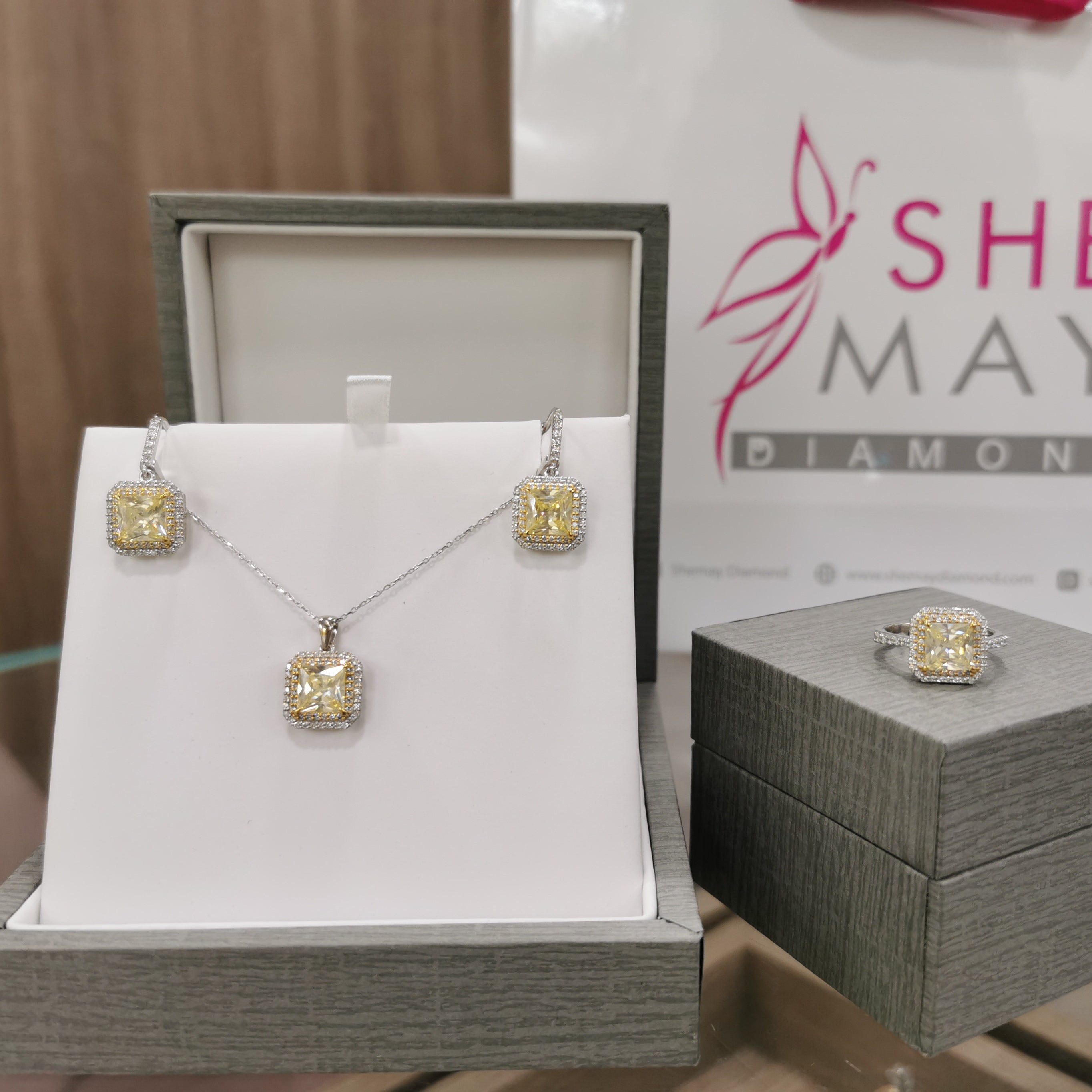 Диамантен сет със Жълти сапфири 12.51 карата